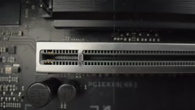 Ось так виглядає новий порт PCI Express. Ілюстрація: кадр з відео