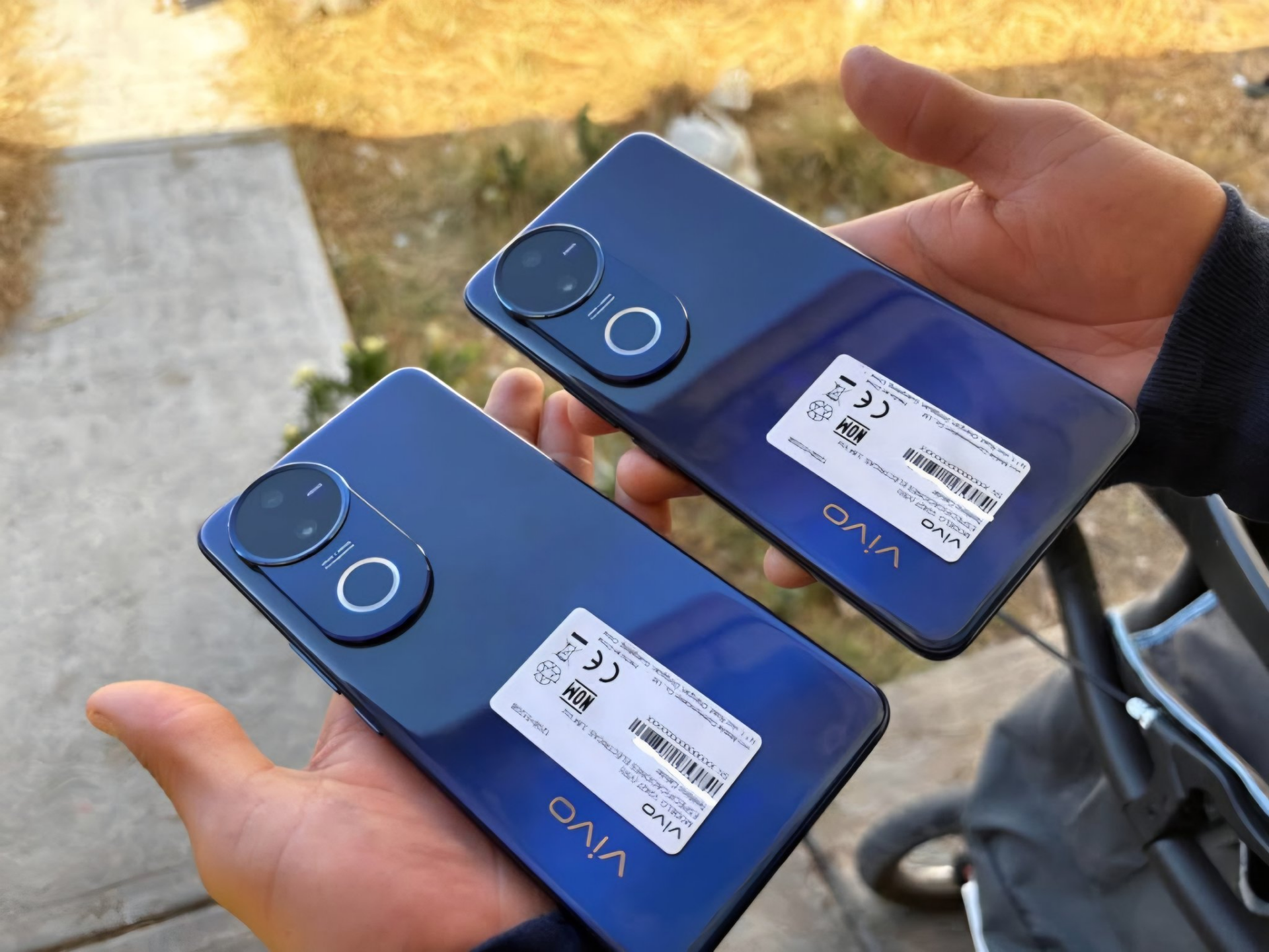 Vivo V50 у кольорі Starry Blue, ракурс 4