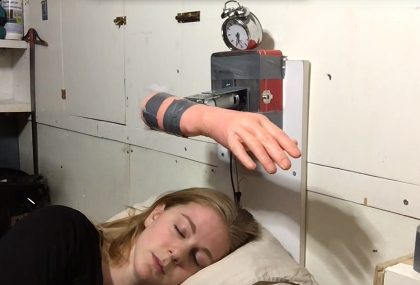 Будильник The Wake-up Machine будит спящего пощечинами Будильник The Wake-up Machine будит спящего пощечинами