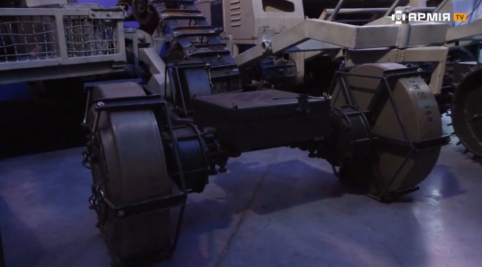 Drone avec des mines TM-62 à la place des roues
