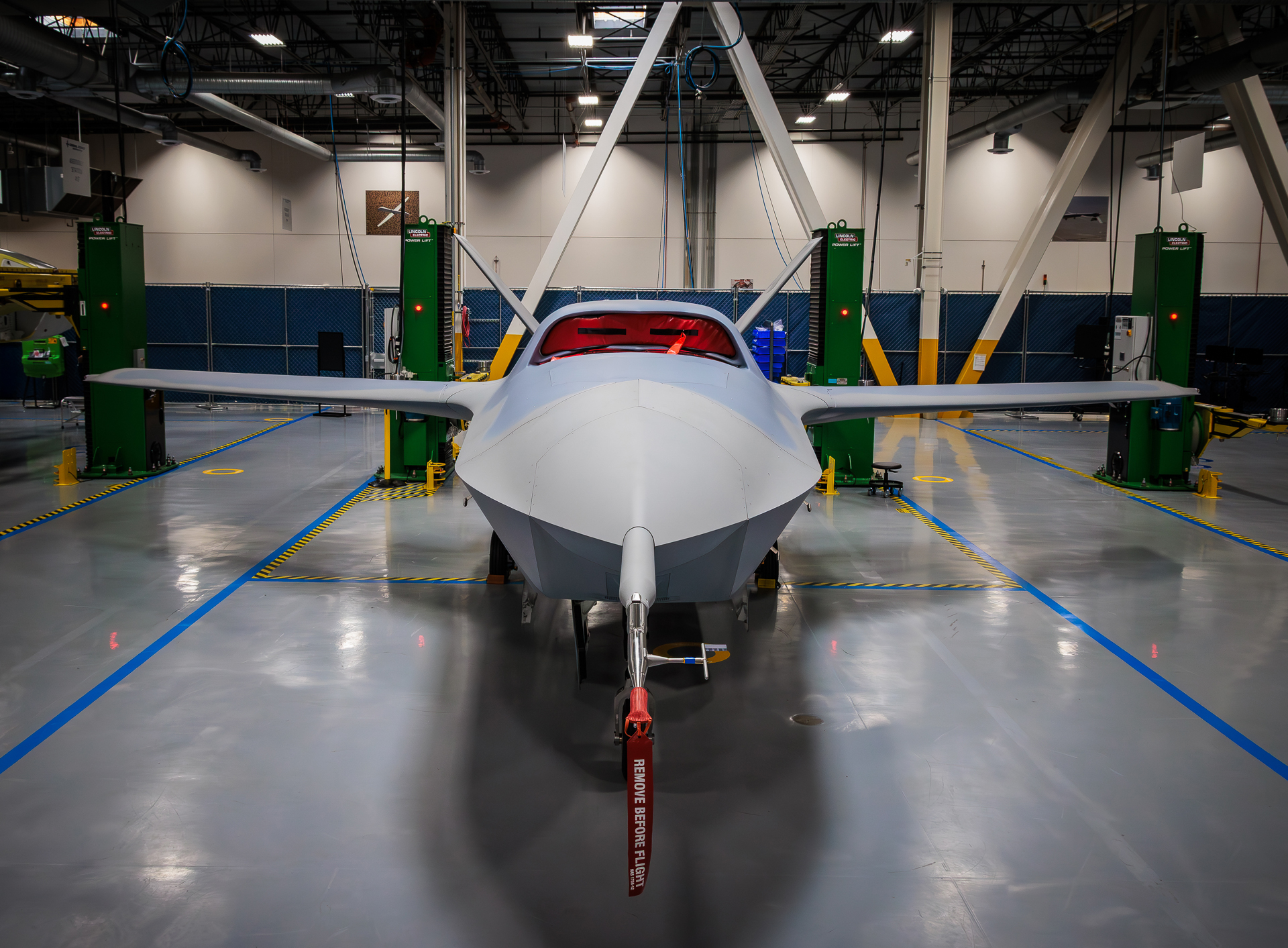 Прототип безэкипажного истребителя YFQ-42A. Иллюстрация: David Allvin