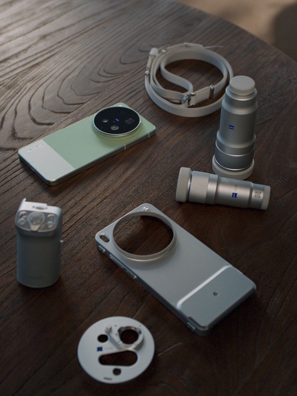 Additional photo with an accessory for Vivo X300 Ultra