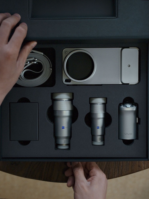 Photos of Vivo X300 Ultra accessories