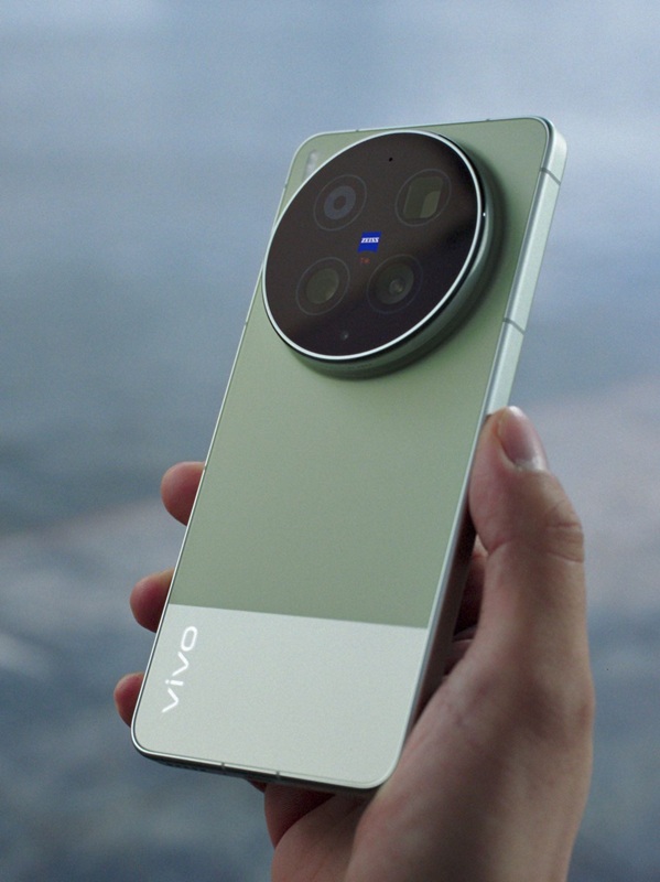 Additional photos of Vivo X300 Ultra