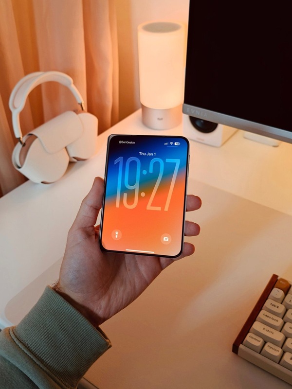 Фото iPhone Fold в разложенном состоянии