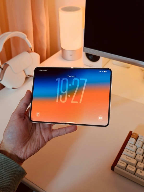 Фото iPhone Fold в сложенном состоянии