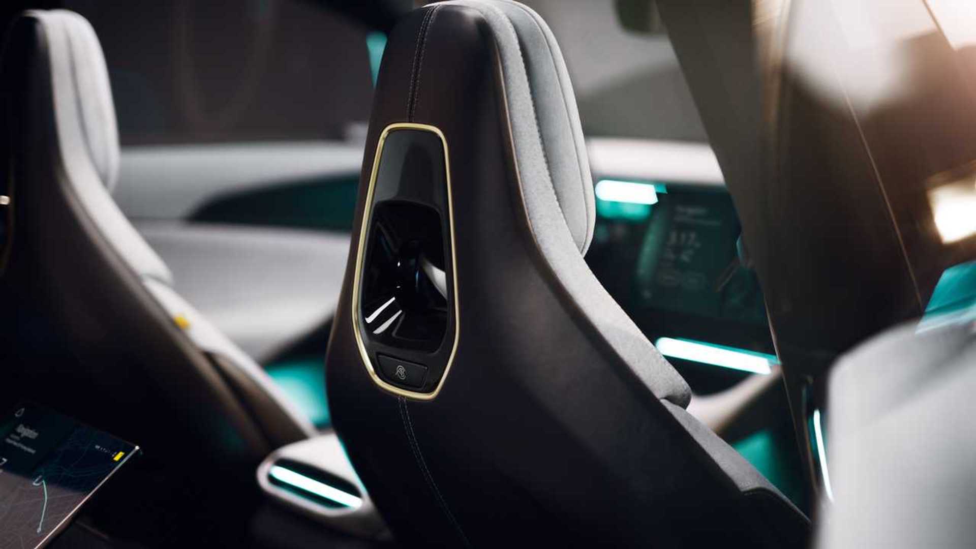 Передній ряд салону Lotus Eletre