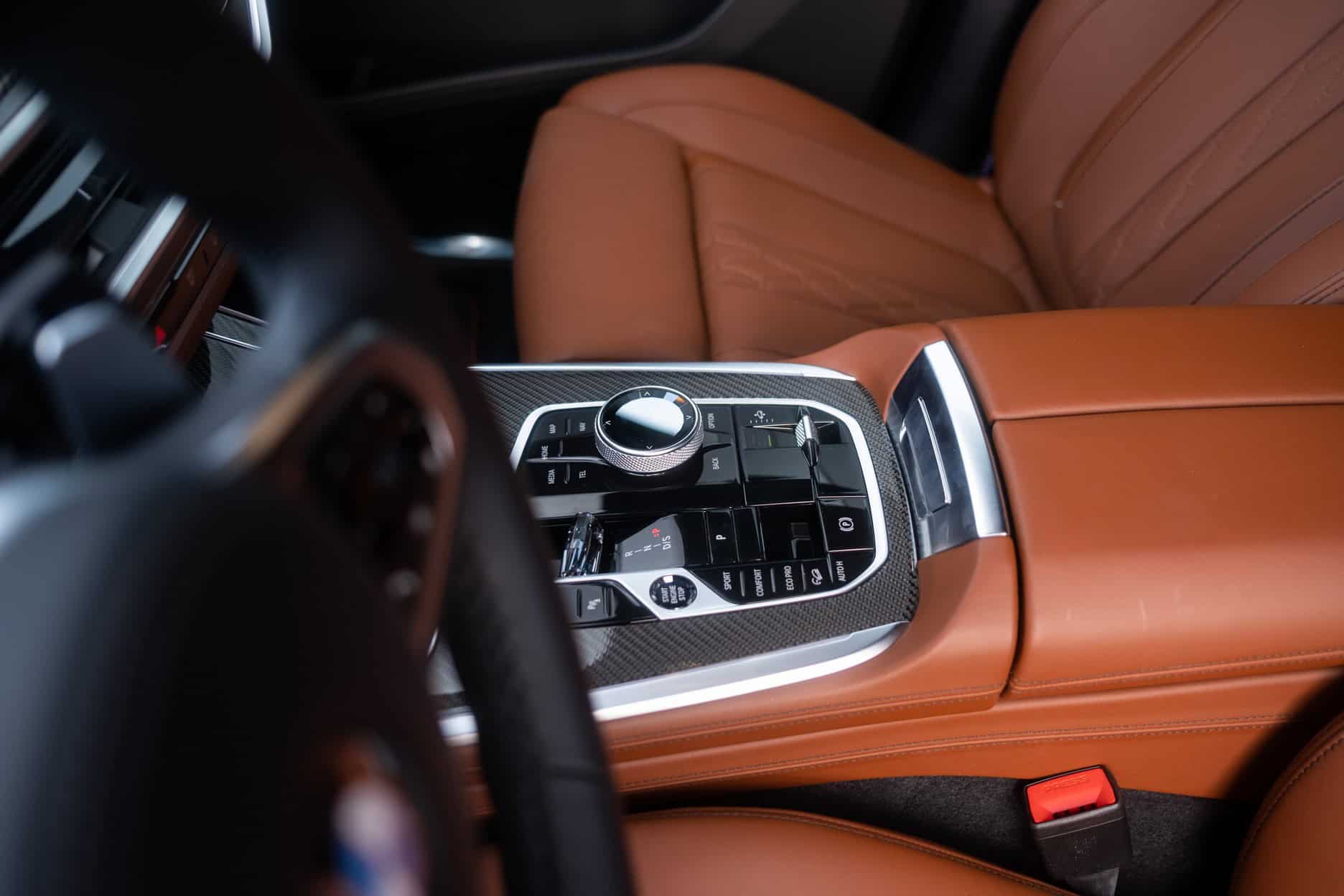 Вид спереди BMW X5
