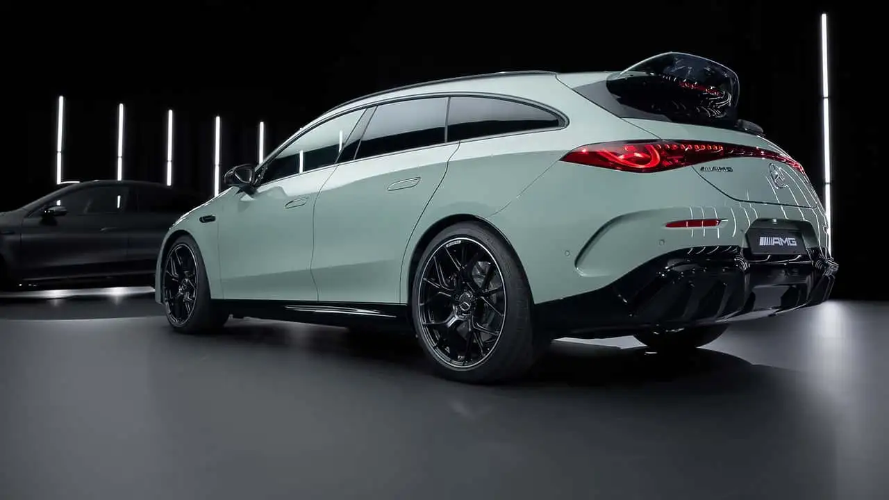 Електричний седан Mercedes-AMG CLA 45 - вид з дверима, відчиненими