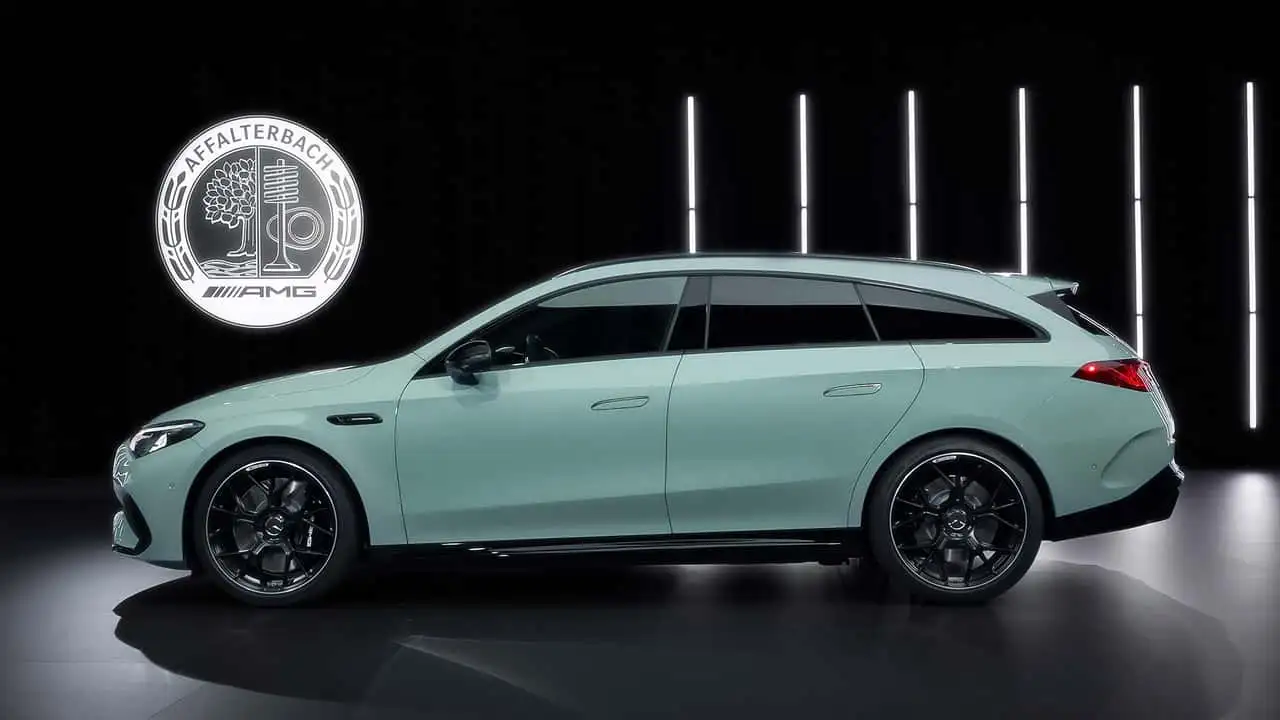Електричний седан Mercedes-AMG CLA 45 - деталі салону
