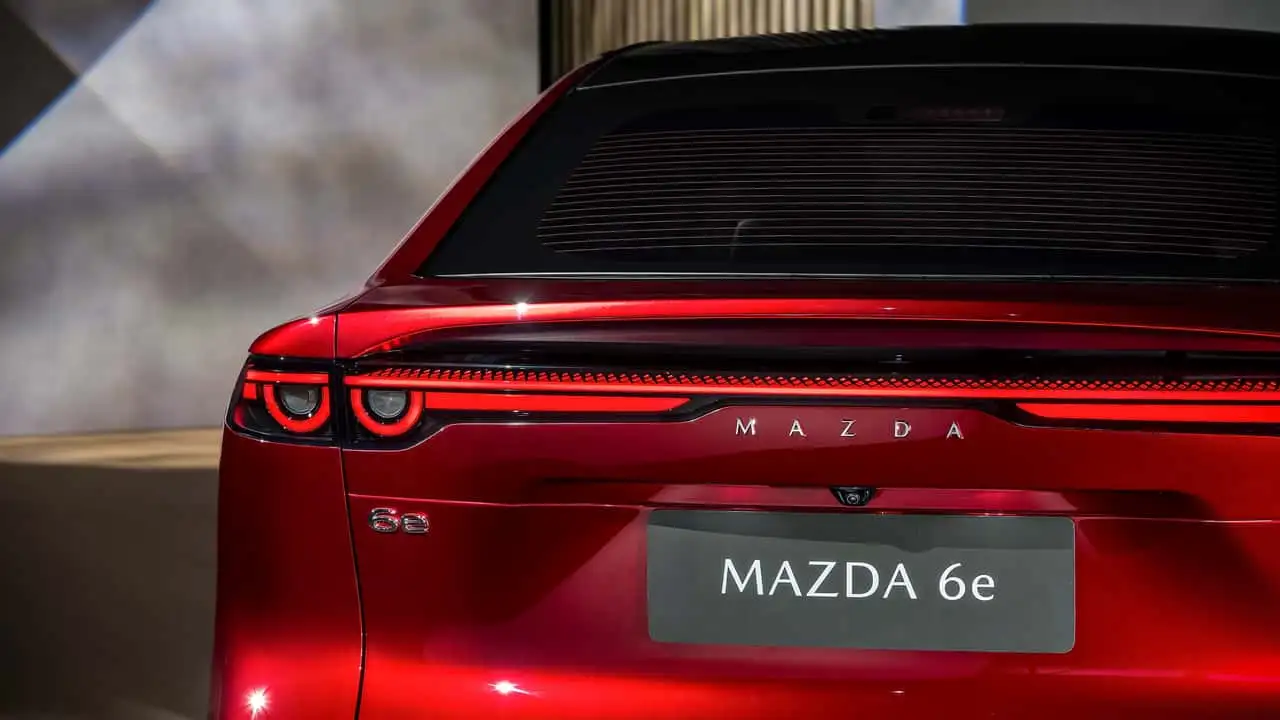 Сонячний дах Mazda 6e