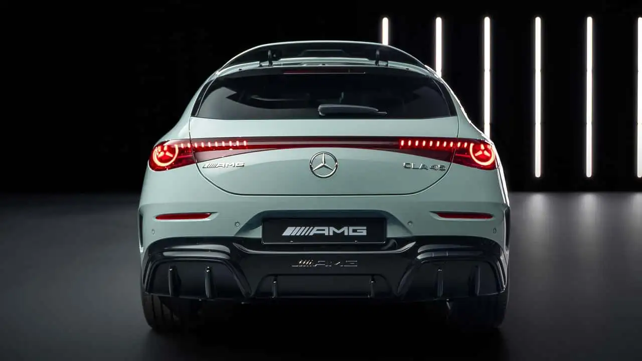 Електричний седан Mercedes-AMG CLA 45 - передня панель