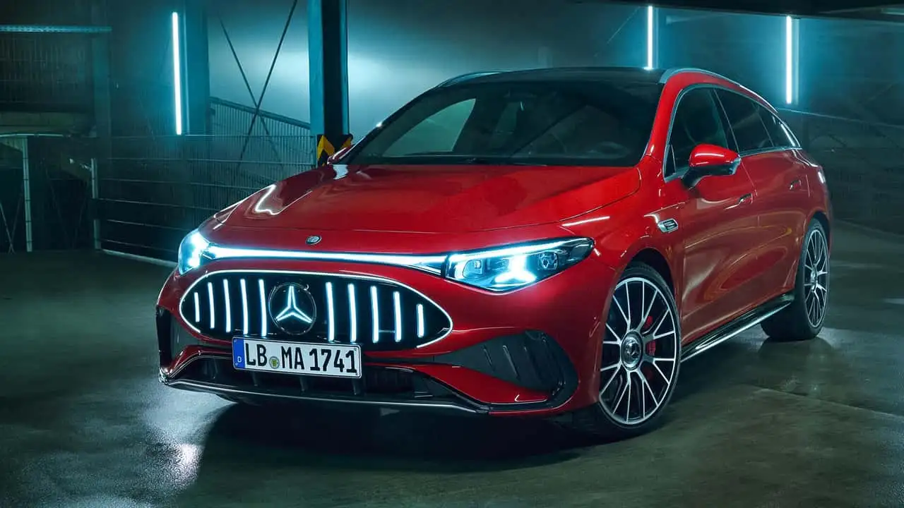 Електричний седан Mercedes-AMG CLA 45 - збоку під час руху