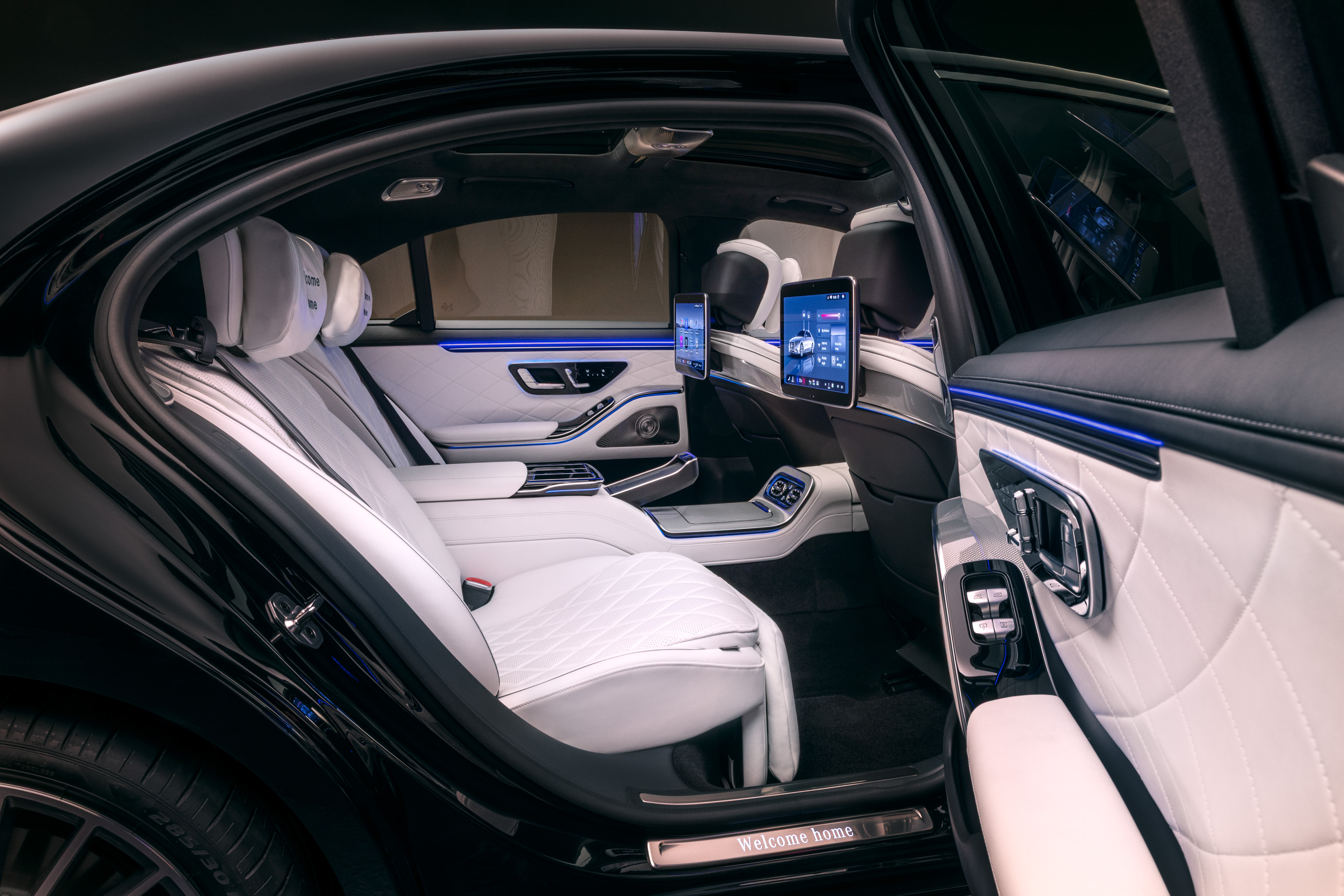 Дисплей MBUX Superscreen в Mercedes-Benz S-Class 2026