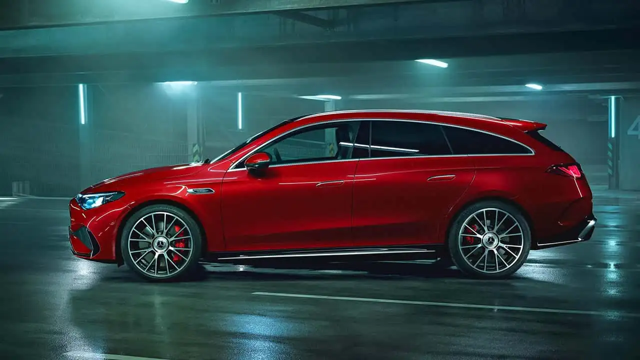 Електричний седан Mercedes-AMG CLA 45 - вид з висоти