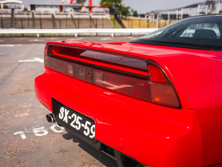 Honda NSX з видом на двигун