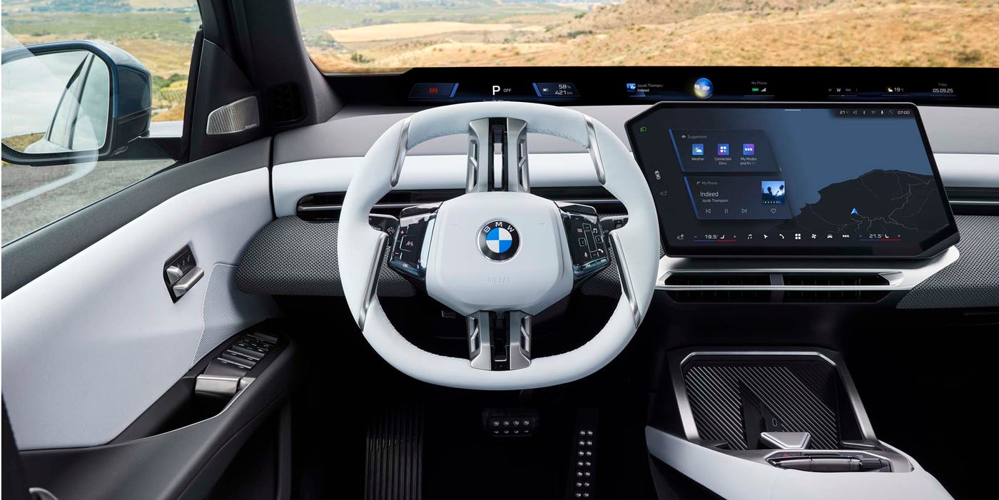 Салон BMW iX3 с панорамным дисплеем