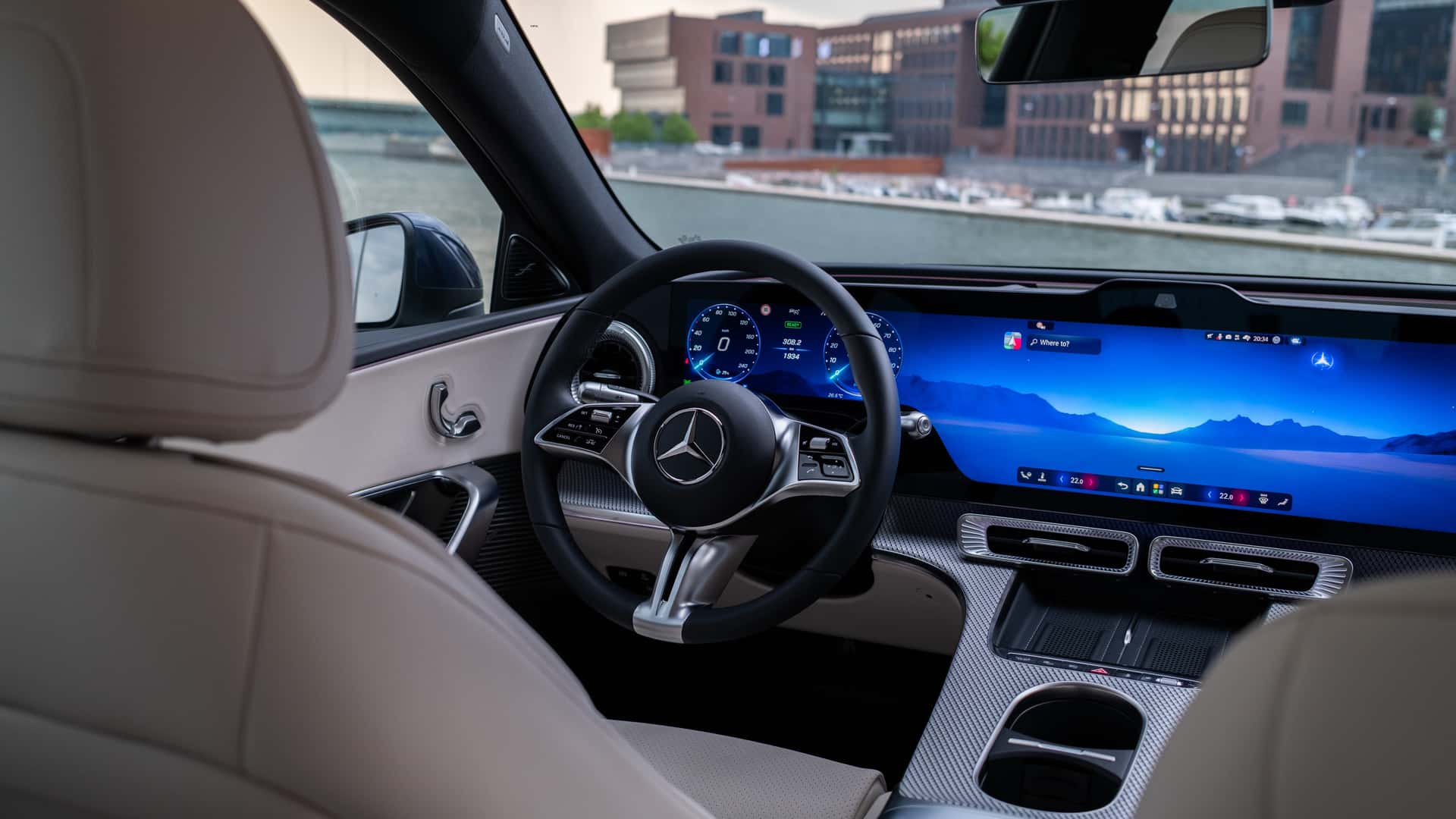 Метровий екран Mercedes-Benz C-Class у салоні