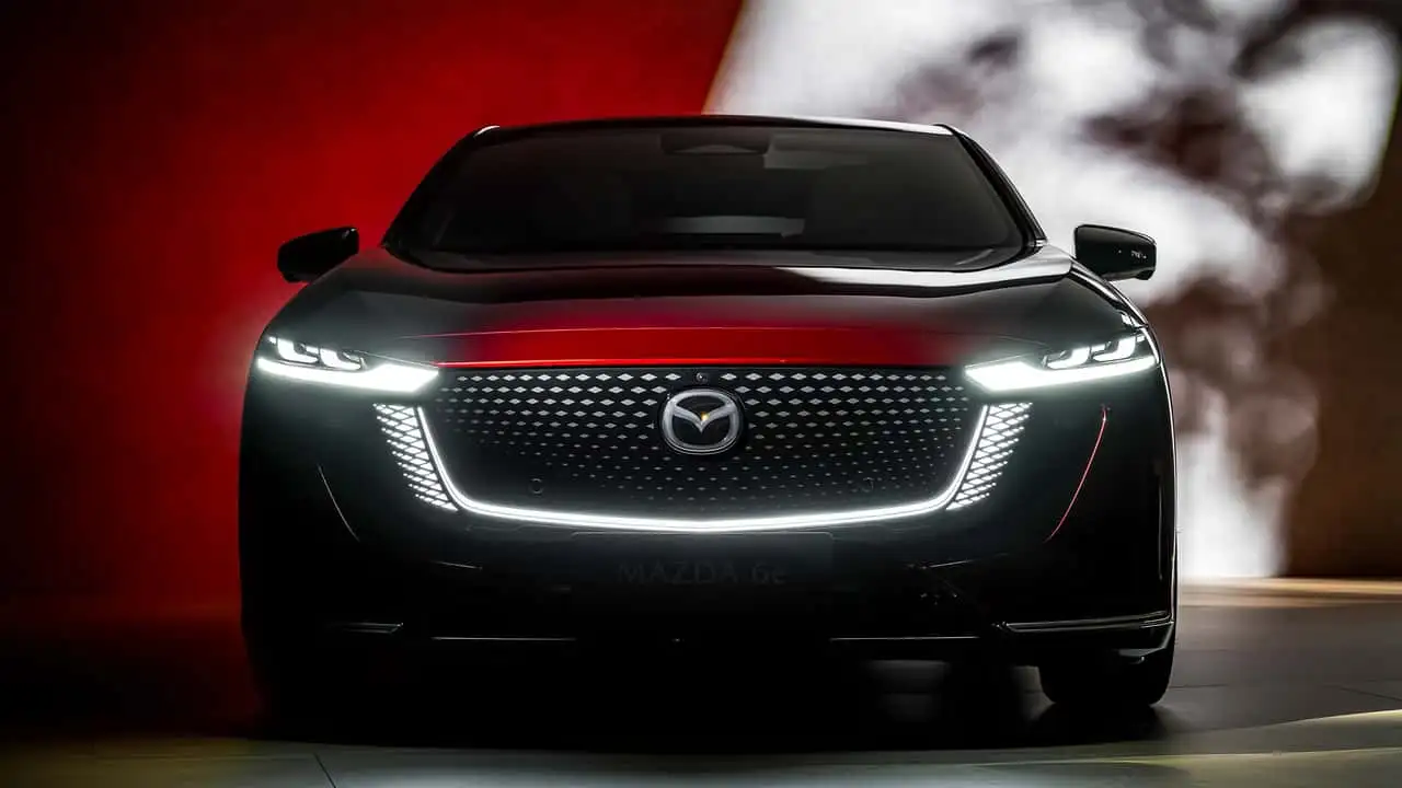Mazda 6e в русі