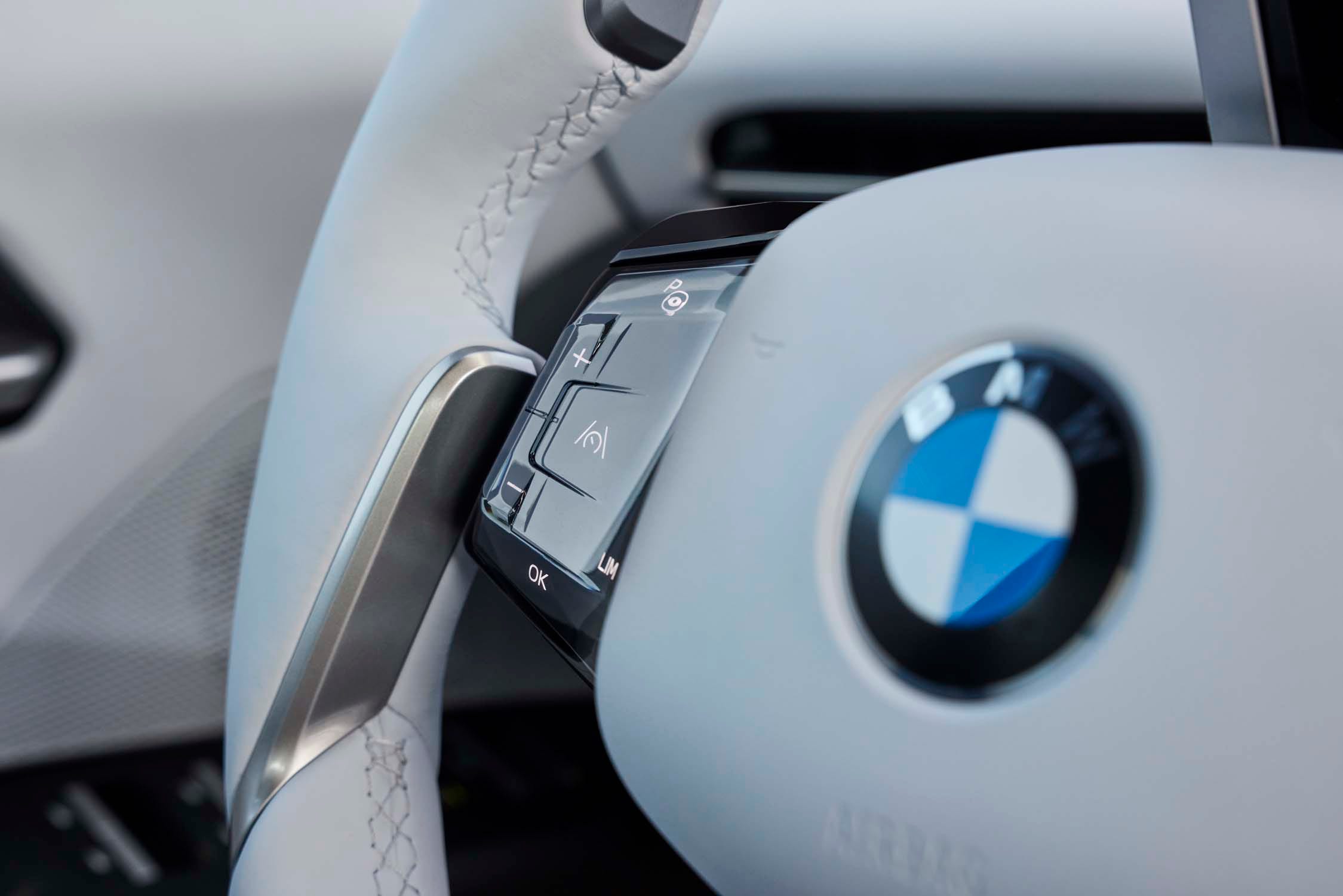 Голосовое управление BMW iX3