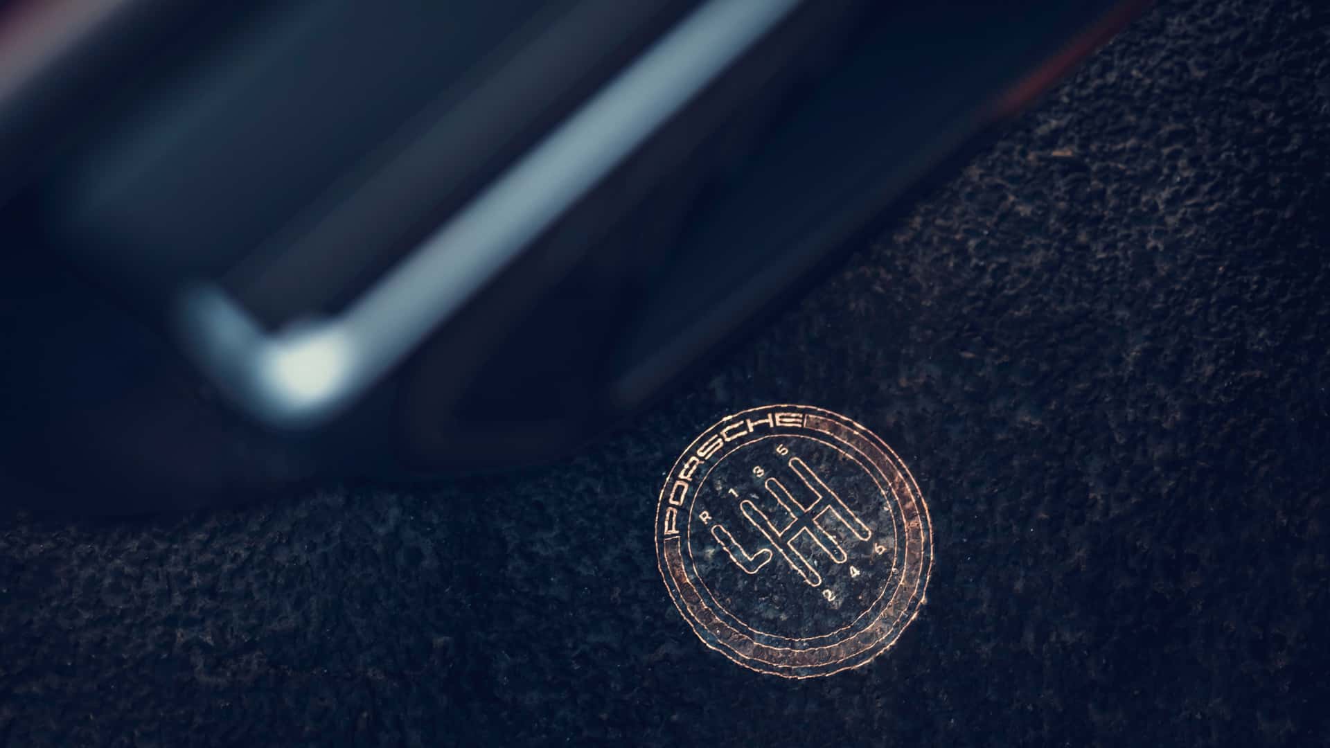 Фото крісел Porsche 911 Carrera S у клітинку