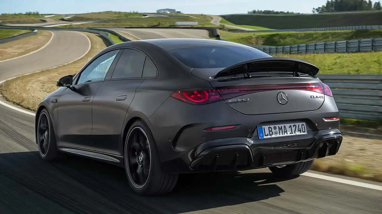 Електричний седан Mercedes-AMG CLA 45 - на трасі