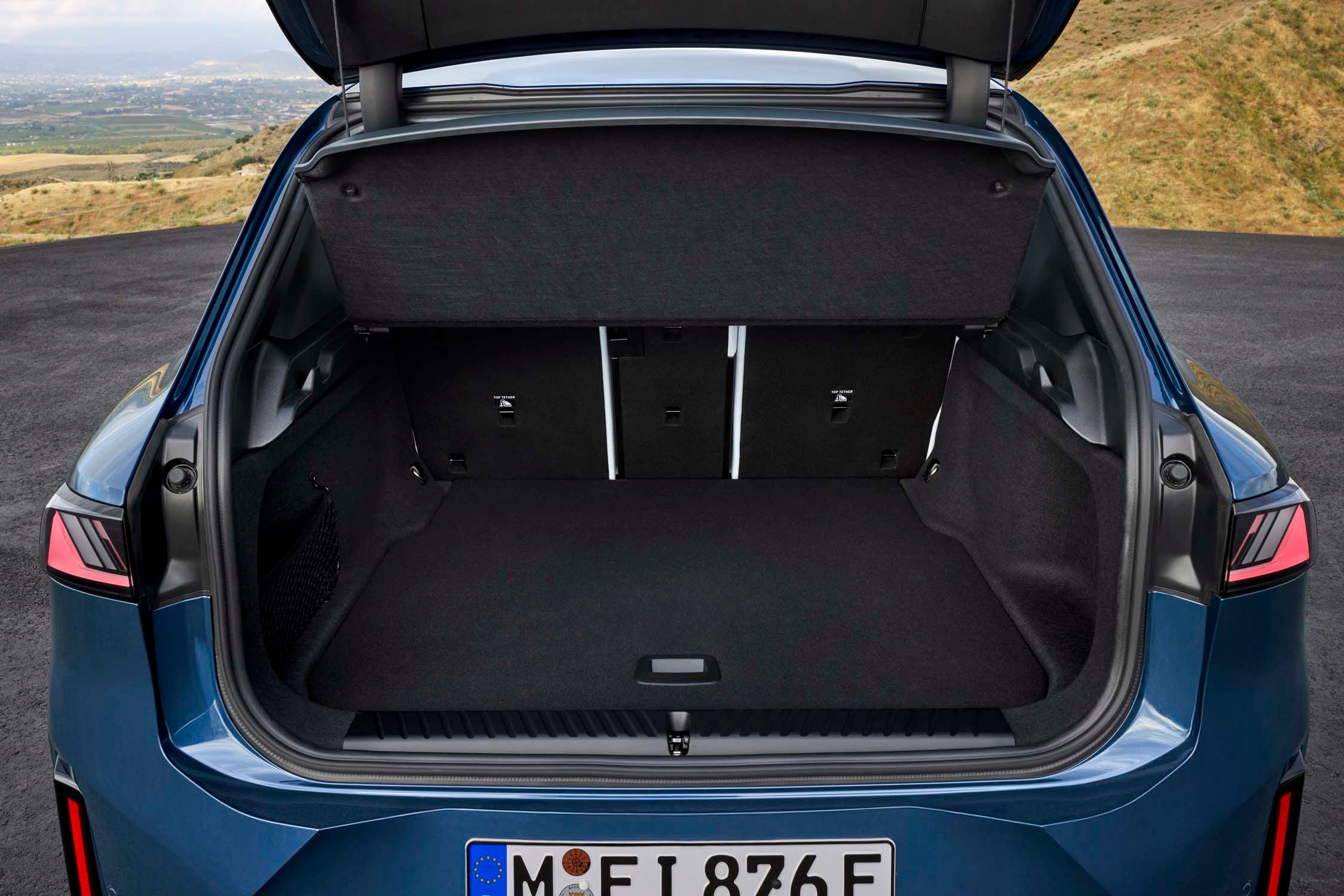 Интерьер BMW iX3 с инновационными технологиями