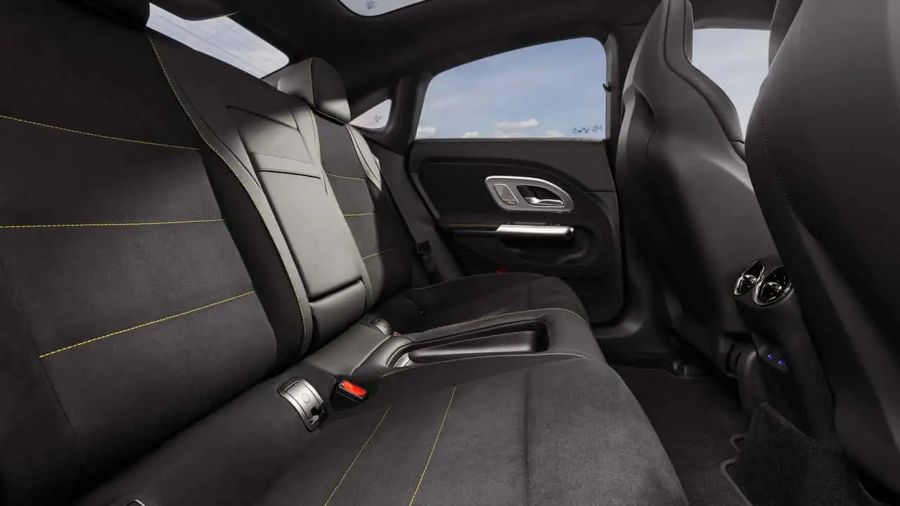 Салон Mercedes-AMG CLA 45 - підсвітка панелі приладів