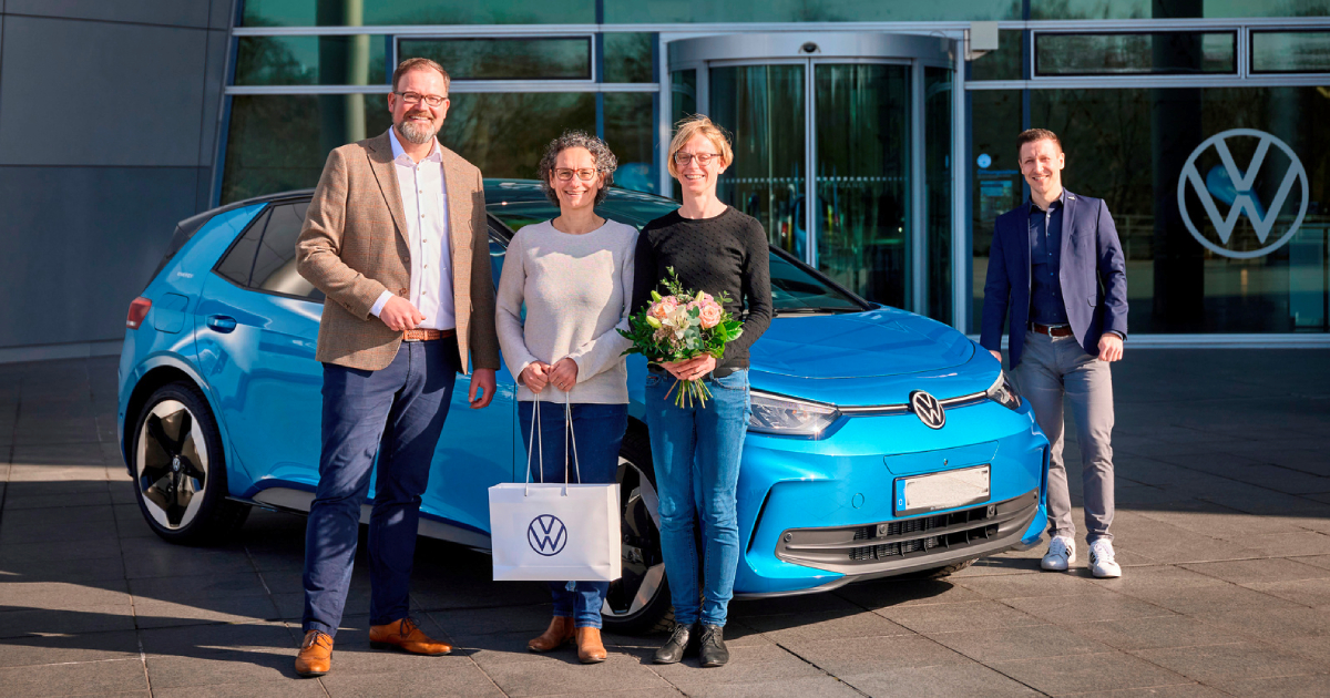 Передача юбилейного электромобиля Volkswagen покупательнице