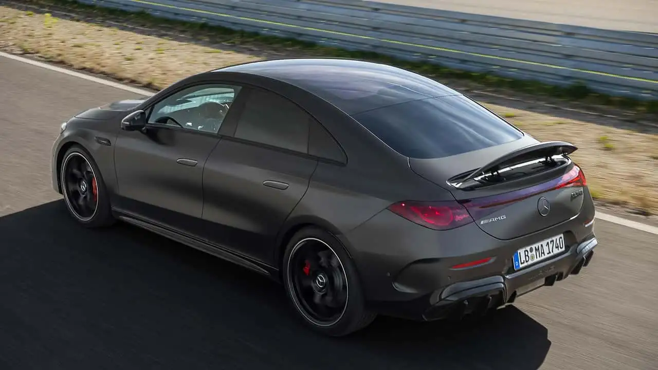 Електричний седан Mercedes-AMG CLA 45 - під час тест-драйву