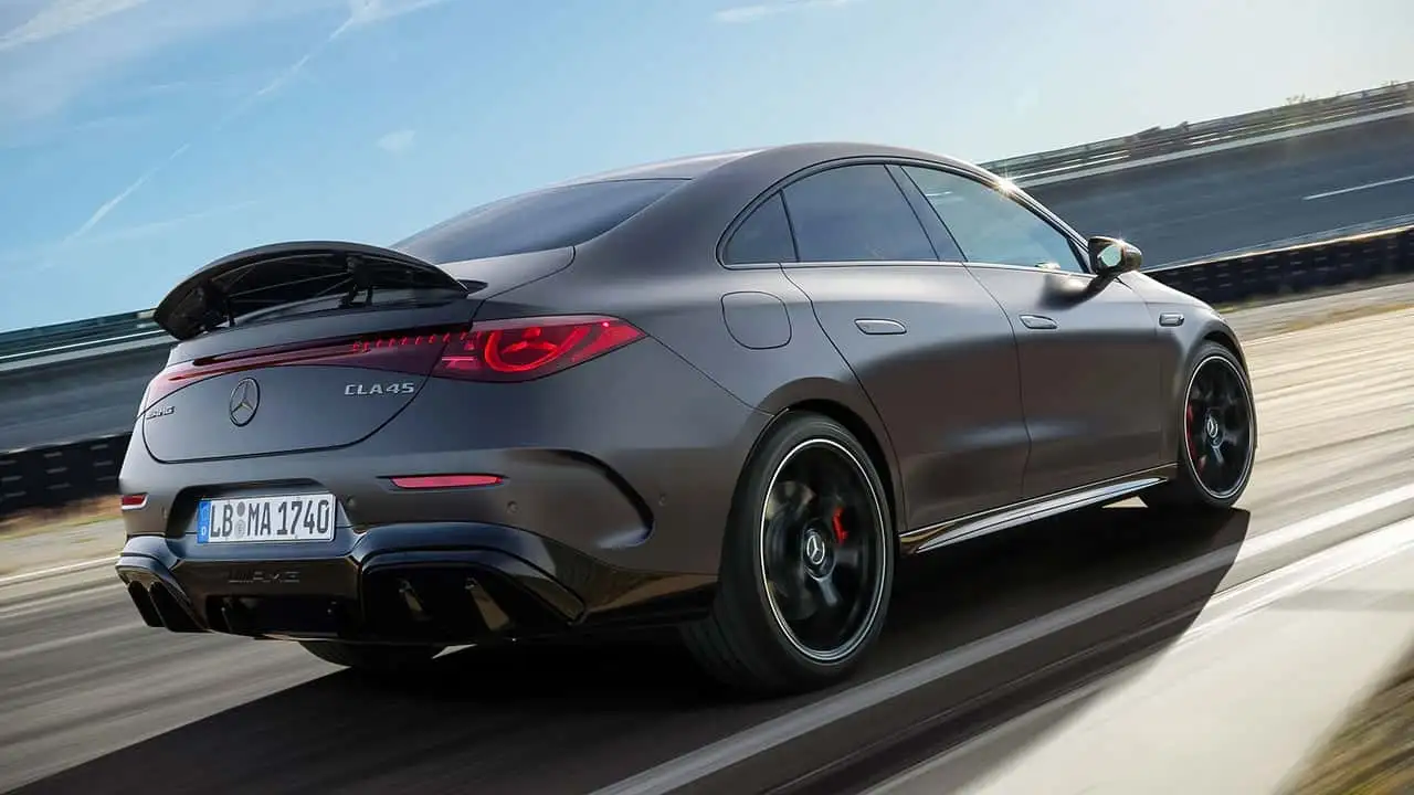 Електричний седан Mercedes-AMG CLA 45 - вид ззаду на трасі