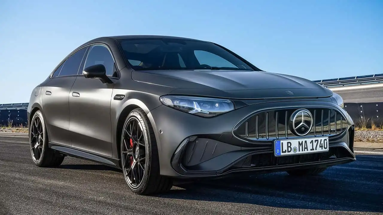 Електричний седан Mercedes-AMG CLA 45 - на дорозі