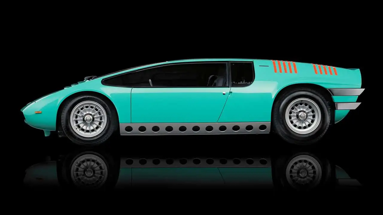 Rear view and aerodynamics of Bizzarrini Manta