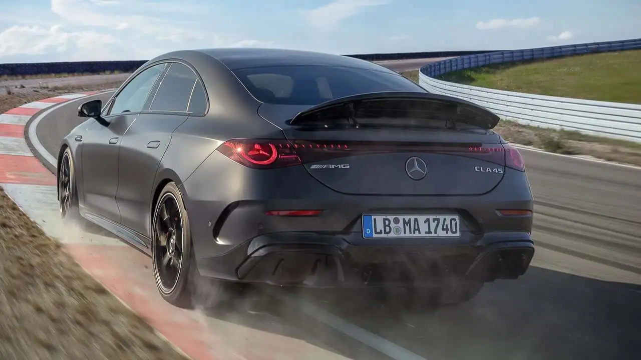 Електричний седан Mercedes-AMG CLA 45 - вид на відкритій дорозі