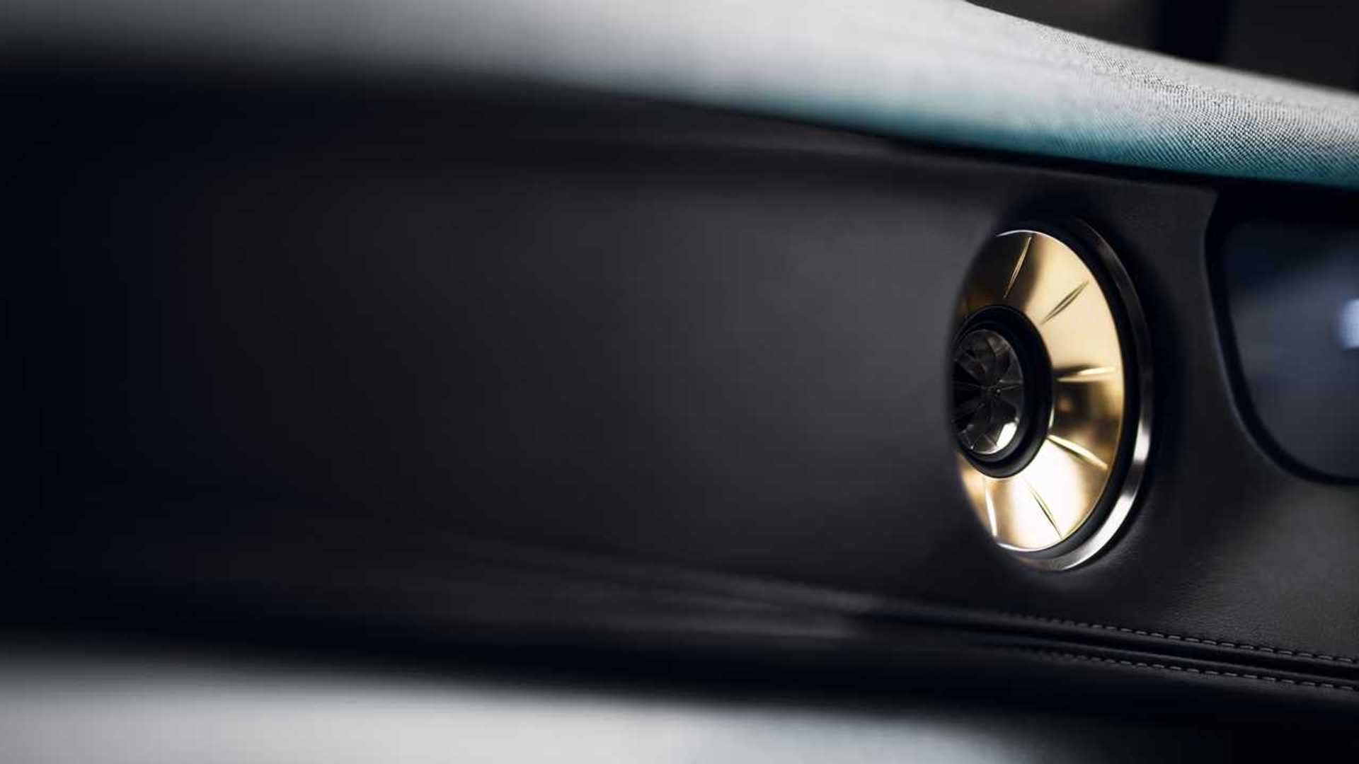 Крупним планом командна панель Lotus Eletre