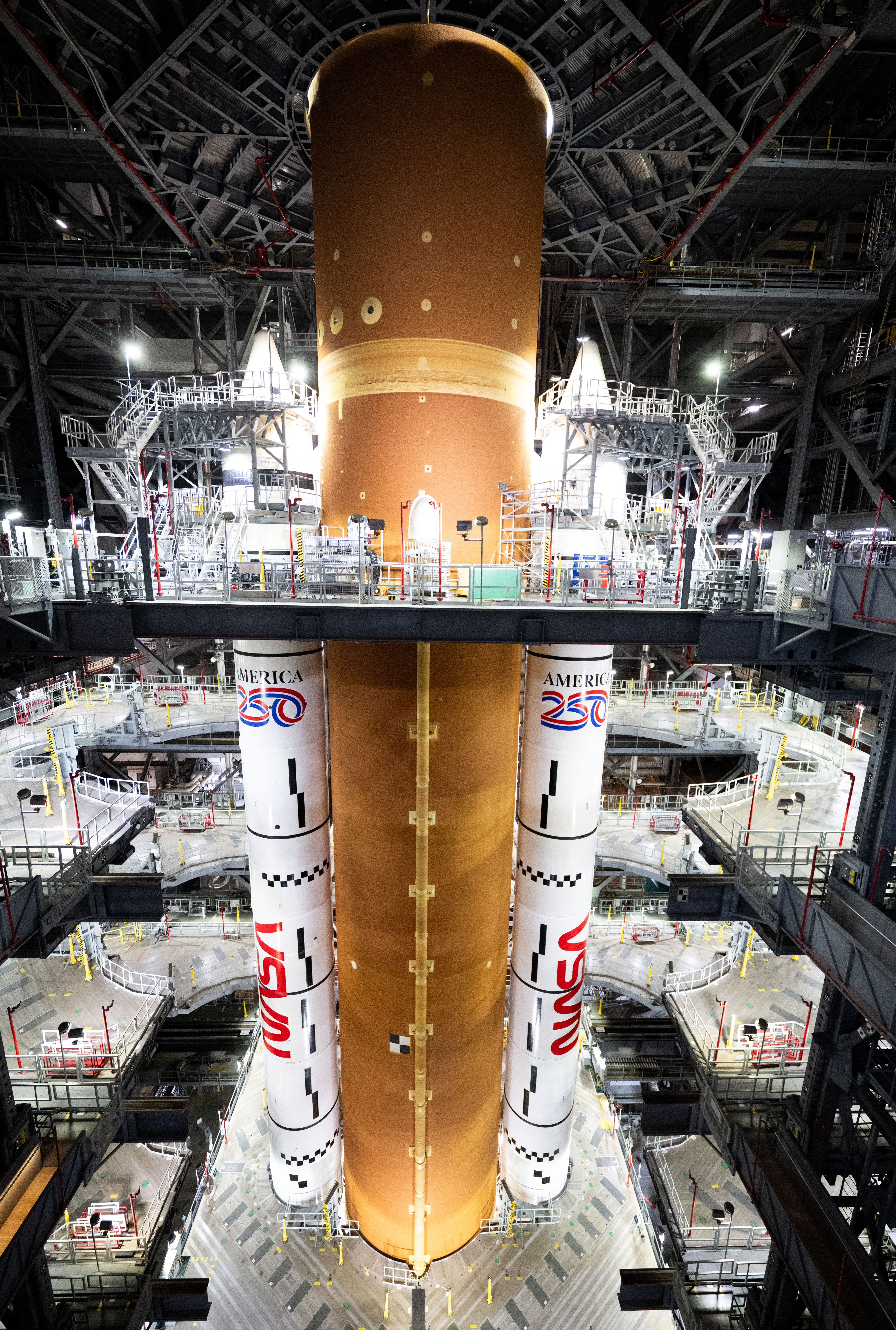 Центральний ступінь ракети Space Launch System (SLS). Ілюстрація: NASA
