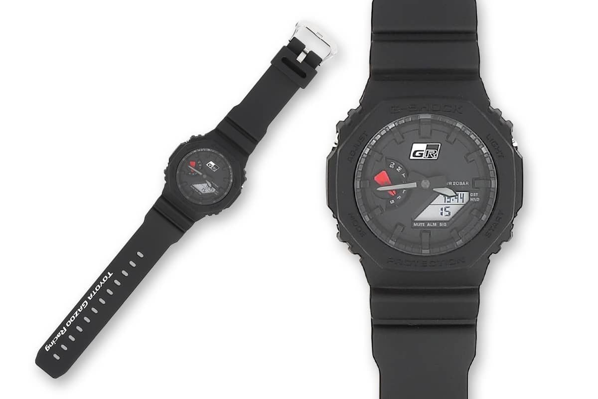 La G-Shock GA-2100 x Toyota Gazoo Racing arbore un coloris entièrement noir avec des accents argentés et un indicateur de jour rouge.