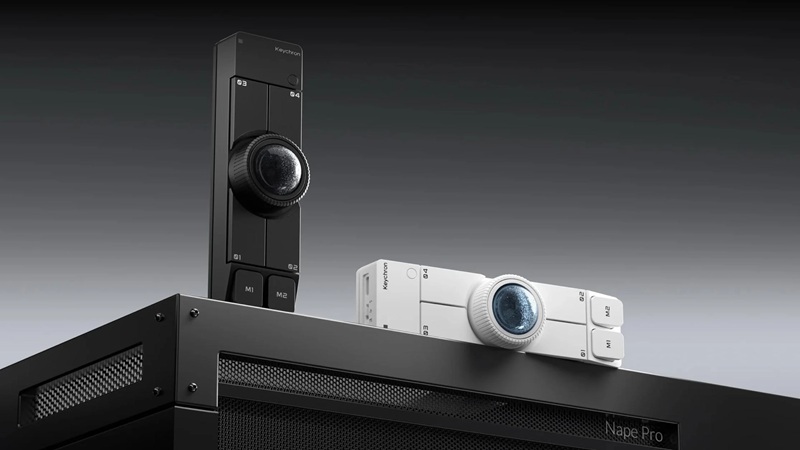 Le Keychron Nape Pro en position sous la barre espace d'un clavier compact.