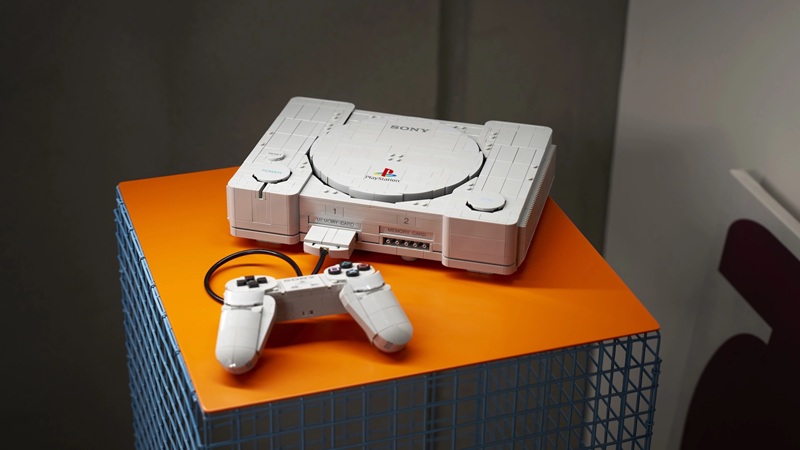 Логотип LEGO та Sony на тлі конструкторів