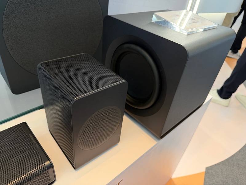 TCL Q95K soundbar components