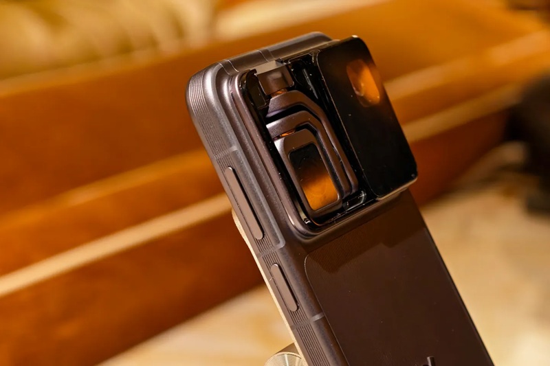 Крупный план Honor Robot Phone на CES 2026