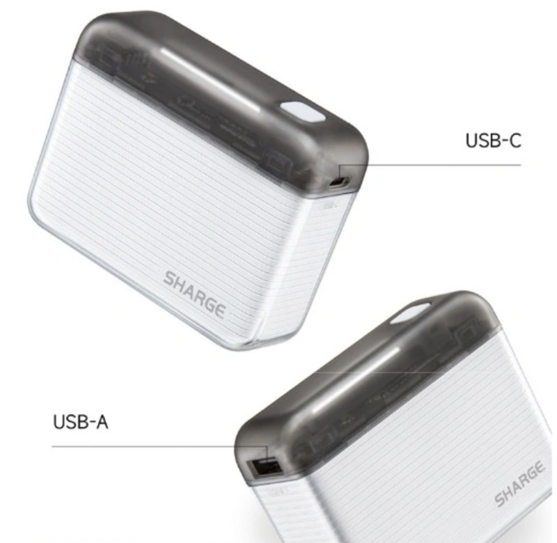 A segmented LCD screen replaces the usual LED dot indicators, showing exact charge percentage and active power protocol.