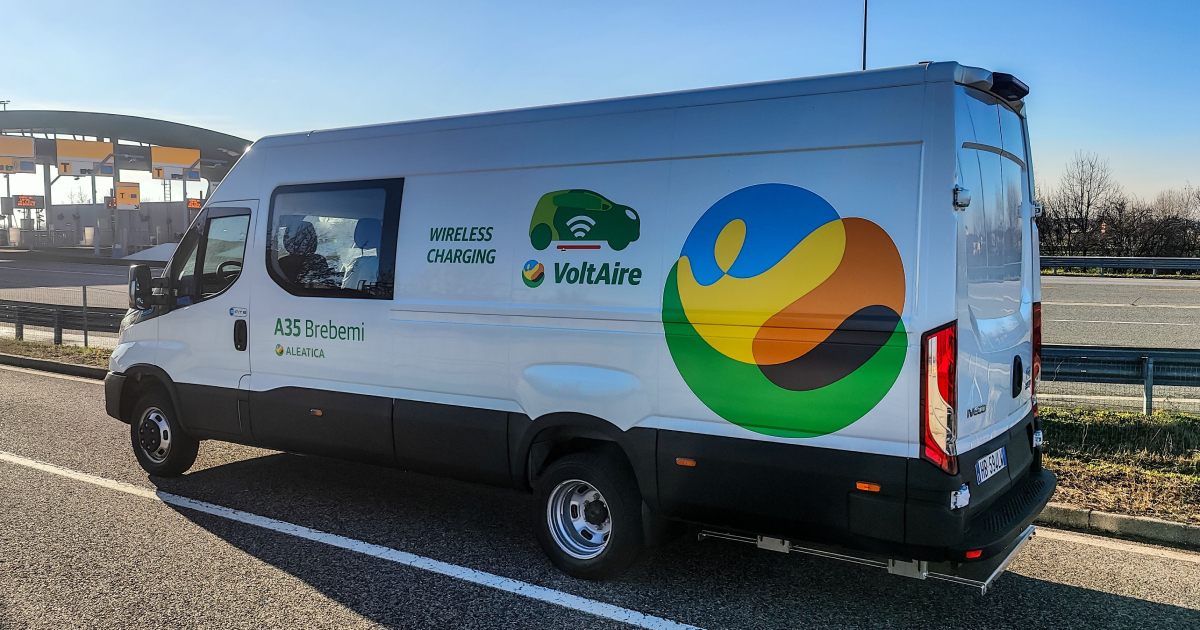 Iveco eDaily с динамической и статической беспроводной зарядкой на трассе Brebemi
