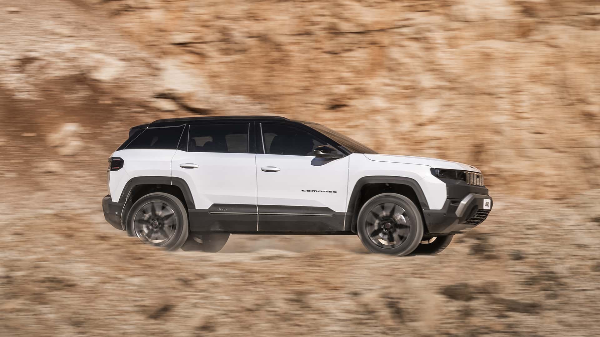 Jeep Compass 4xe 2026 -  драйвера в дії