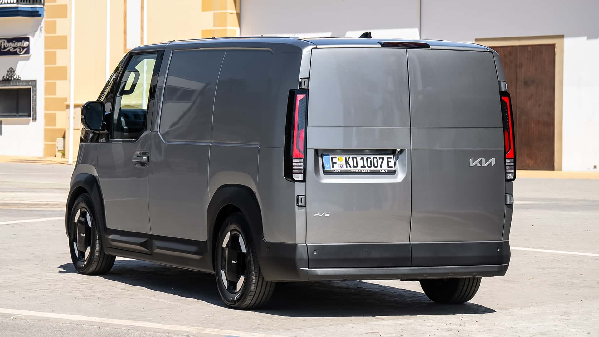 Інженерна команда під час тестування Kia PV5 WAV
