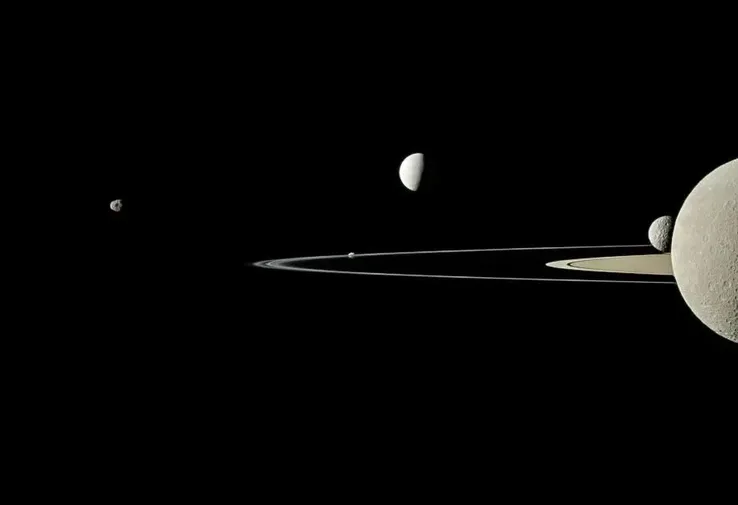 Спутники Сатурна в поле зрения аппарата Cassini
