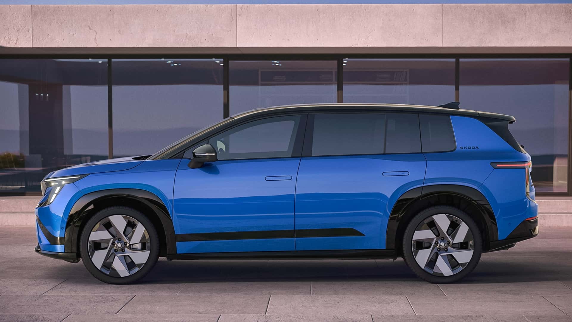Skoda Peaq Sportline сзади на дороге