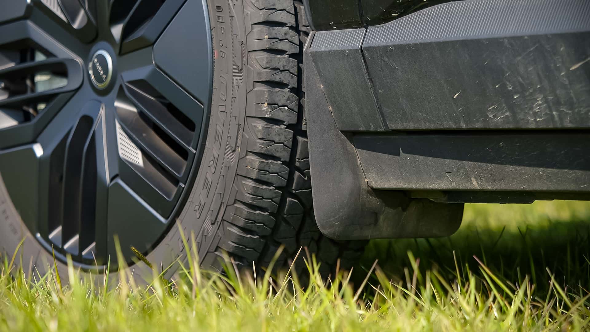 Volvo EX30 спереди