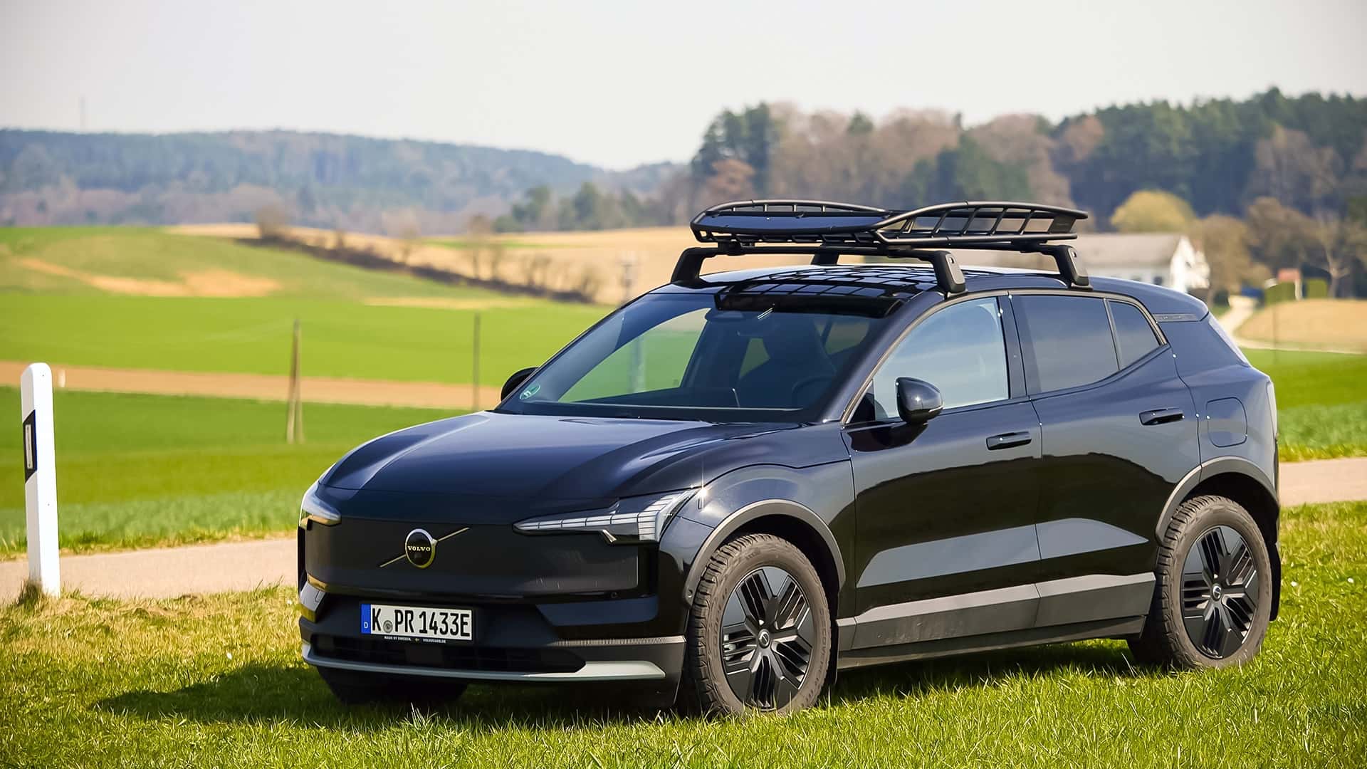 Вид сбоку на колеса Volvo EX30