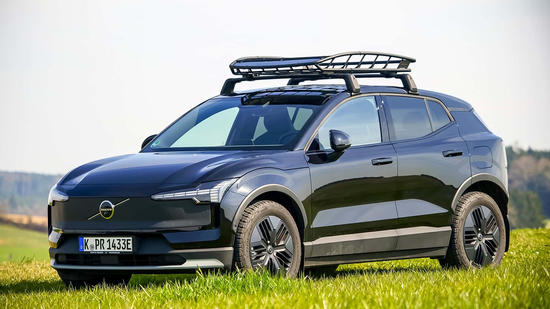 Кроссовер Volvo EX30 в версии Cross Country